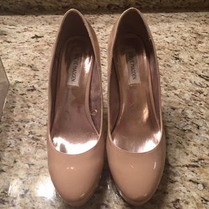 Steve Madden tan patten leather platform pumps
